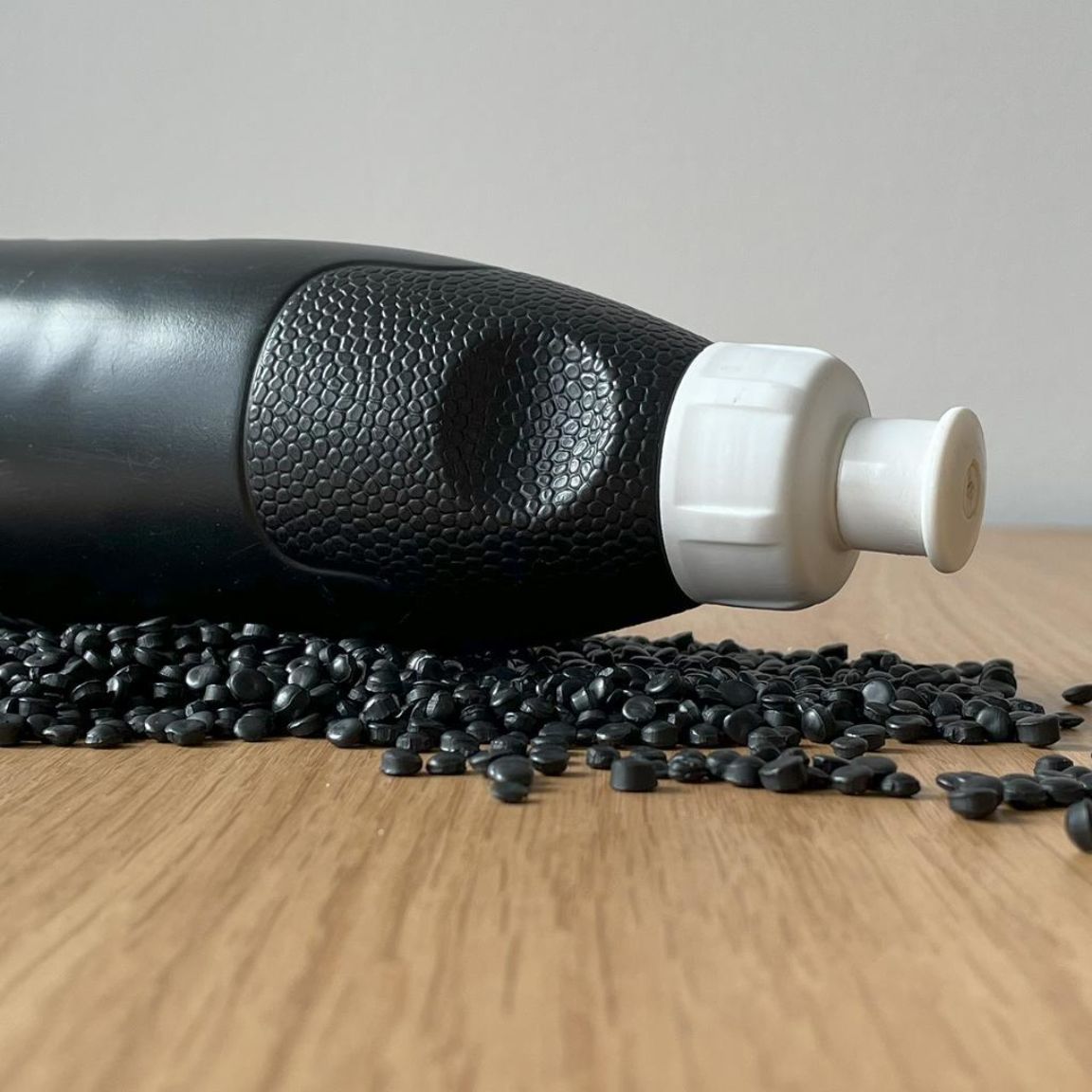 Plastpellets och flaska av polyetylen foto Olof Lonnehed