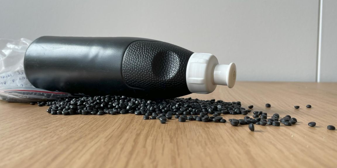 Plastpellets och flaska av polyetylen foto Olof Lonnehed