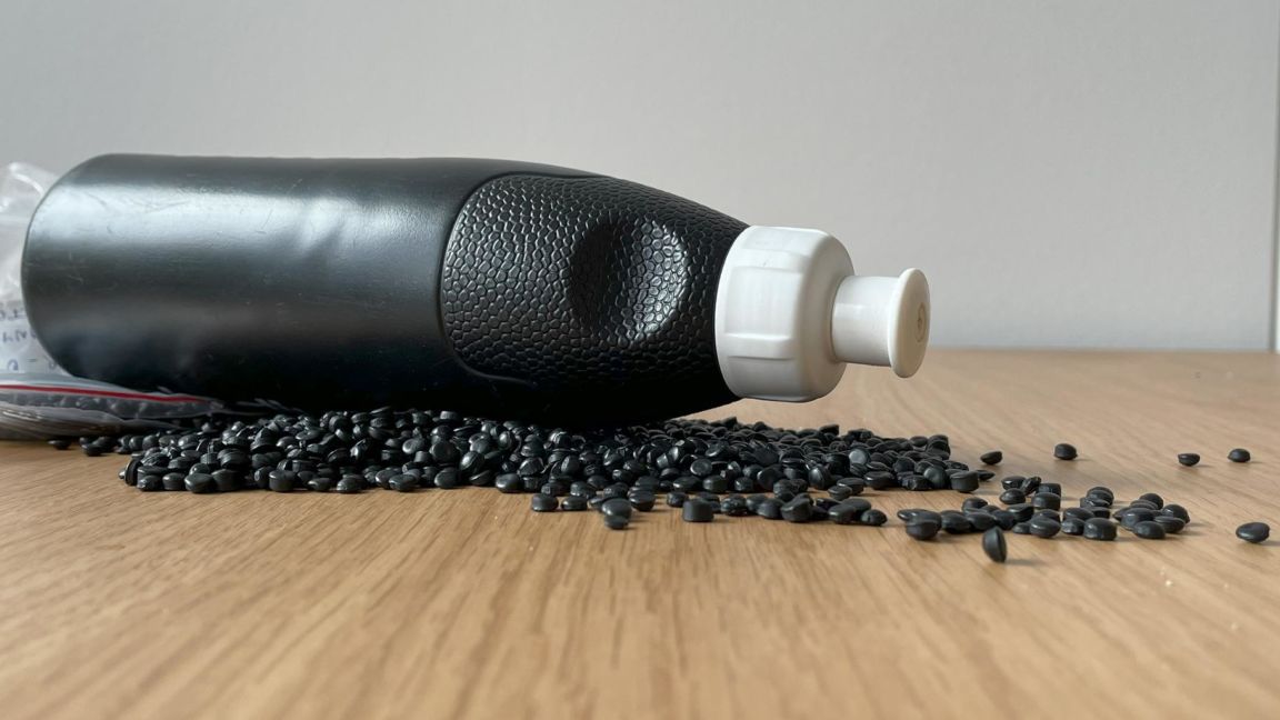 Plastpellets och flaska av polyetylen foto Olof Lonnehed
